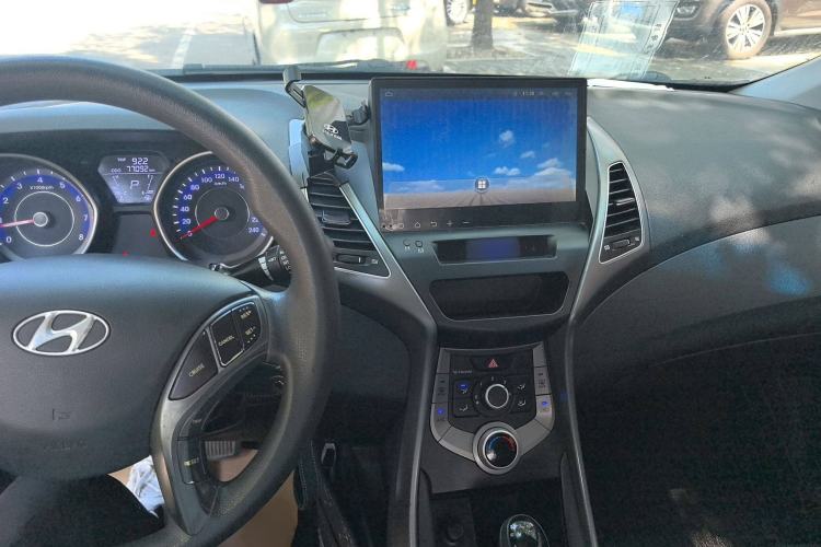 Used Hyundai Elantra (5th Generation / Langdong) 2016 1.6L Automatic Smart Version Interior 3