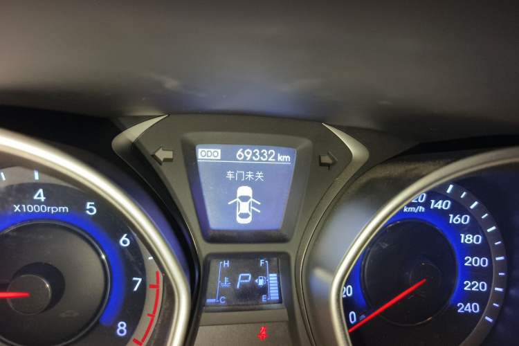 Used Hyundai Elantra (5th Generation / Langdong) 2016 1.6L Automatic Prestige Model Odometer Close Up