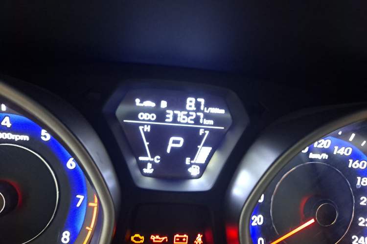 Used Hyundai Elantra (5th Generation / Langdong) 2016 1.6L Automatic Smart Version Odometer Close Up