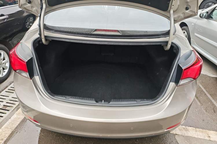 Used Hyundai Elantra (5th Generation / Langdong) 2016 1.6L Automatic Prestige Model Trunk