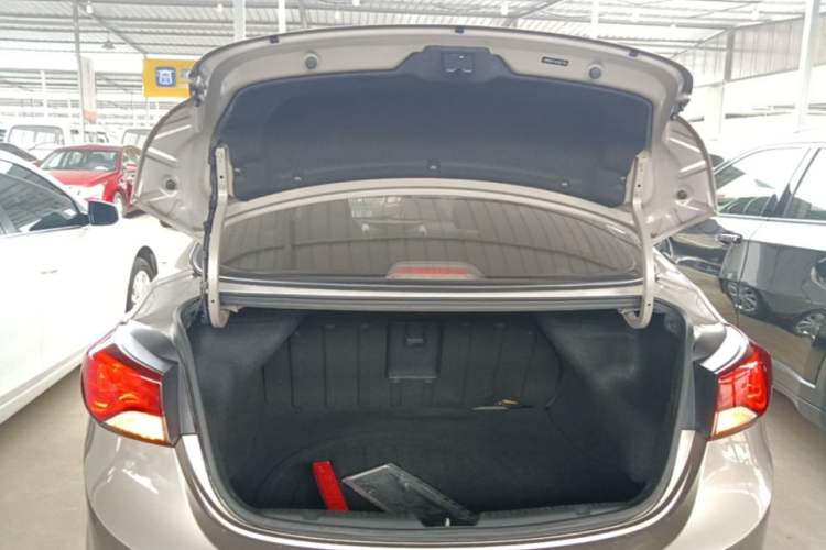 Used Hyundai Elantra (5th Generation / Langdong) 2016 1.6L Automatic Prestige Model Trunk