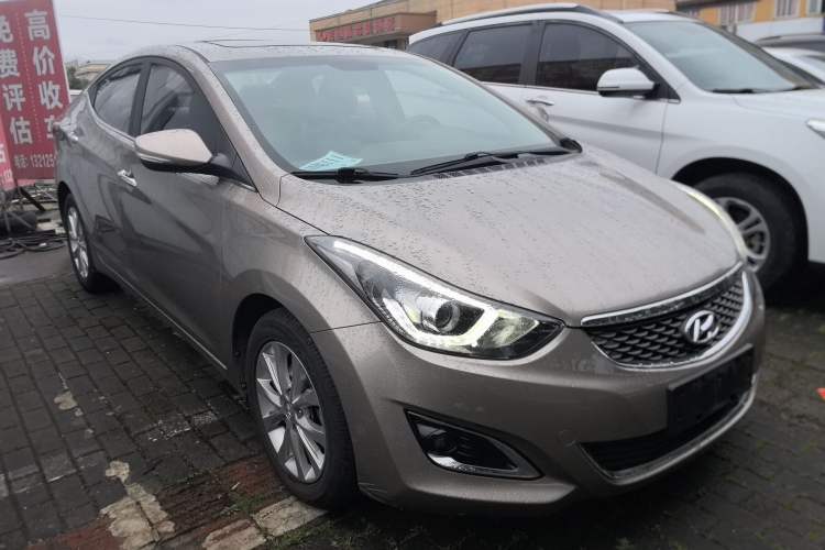 Used Hyundai Elantra (5th Generation / Langdong) 2016 1.6L Manual Luxury Model Front Right 45 Deg