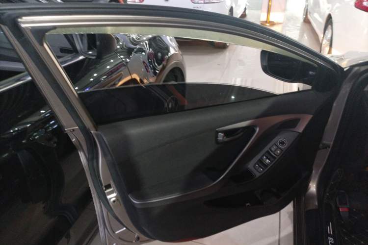Used Hyundai Elantra (5th Generation / Langdong) 2016 1.6L Automatic Prestige Model Interior 7