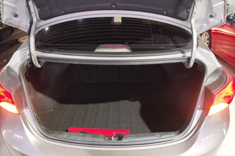 Used Hyundai Elantra (5th Generation / Langdong) 2016 1.6L Automatic Prestige Model Trunk