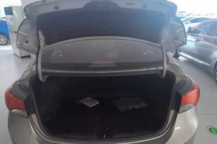 Used Hyundai Elantra (5th Generation / Langdong) 2016 1.6L Automatic Prestige Model Trunk