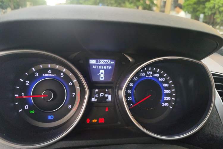 Used Hyundai Elantra (5th Generation / Langdong) 2016 1.6L Automatic Prestige Model Odometer Close Up