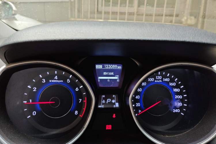 Used Hyundai Elantra (5th Generation / Langdong) 2016 1.6L Automatic Prestige Model Odometer Close Up