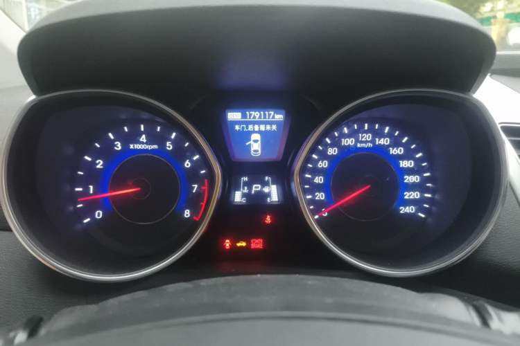Used Hyundai Elantra (5th Generation / Langdong) 2016 1.6L Automatic Prestige Model Odometer Close Up