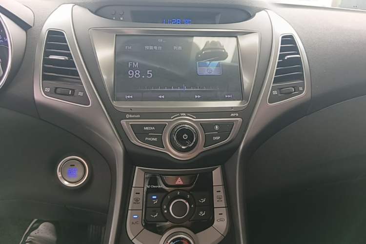 Used Hyundai Elantra (5th Generation / Langdong) 2016 1.6L Automatic Prestige Model Audio And AC Panel