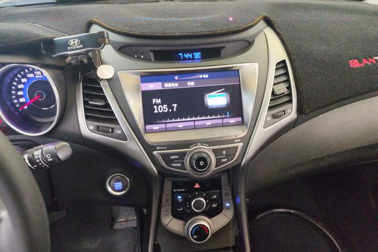 Used Hyundai Elantra (5th Generation / Langdong) 2016 1.6L Automatic Prestige Model Audio And AC Panel