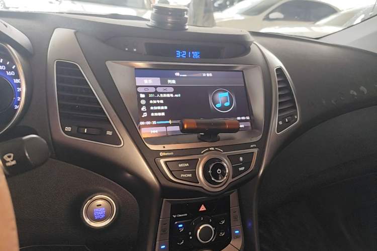 Used Hyundai Elantra (5th Generation / Langdong) 2016 1.6L Manual Luxury Model Audio And AC Panel