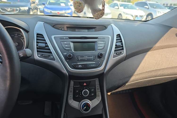 Used Hyundai Elantra (5th Generation / Langdong) 2016 1.6L Automatic Smart Version Audio And AC Panel