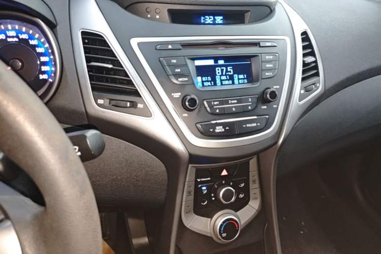 Used Hyundai Elantra (5th Generation / Langdong) 2016 1.6L Automatic Smart Version Audio And AC Panel
