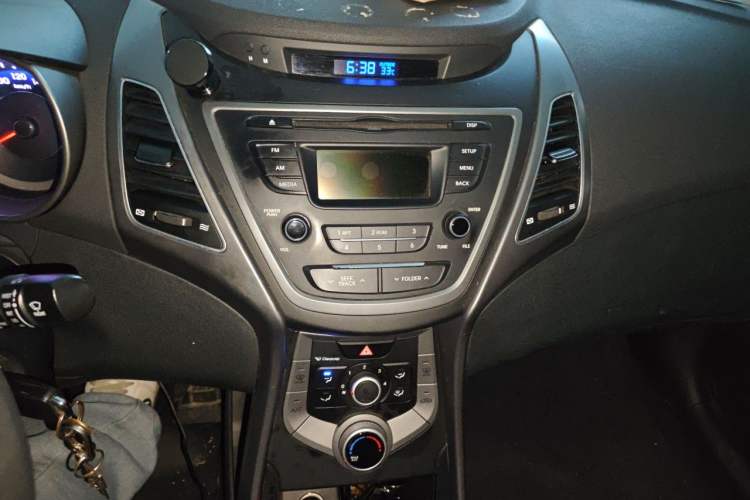 Used Hyundai Elantra (5th Generation / Langdong) 2016 1.6L Automatic Smart Version Audio And AC Panel