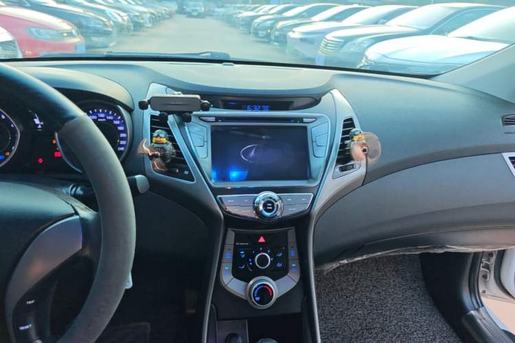 Used Hyundai Elantra (5th Generation / Langdong) 2016 1.6L Automatic Smart Version Audio And AC Panel