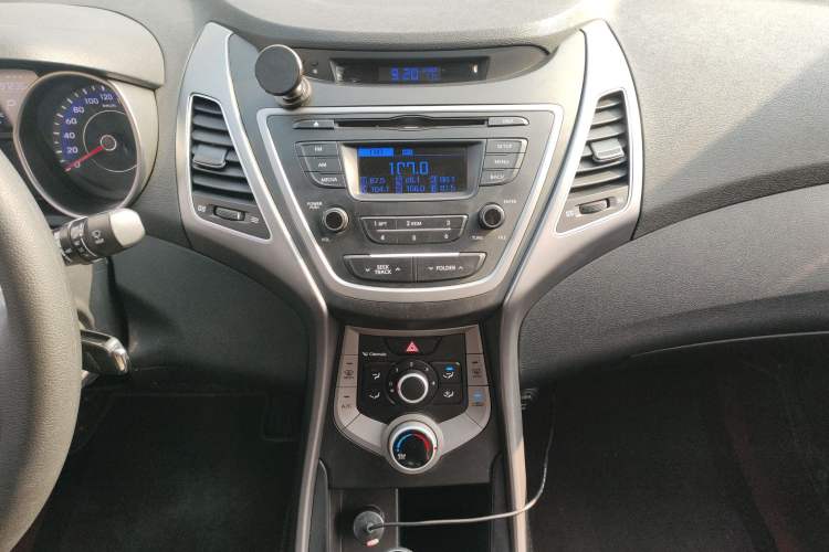 Used Hyundai Elantra (5th Generation / Langdong) 2016 1.6L Automatic Smart Version Audio And AC Panel