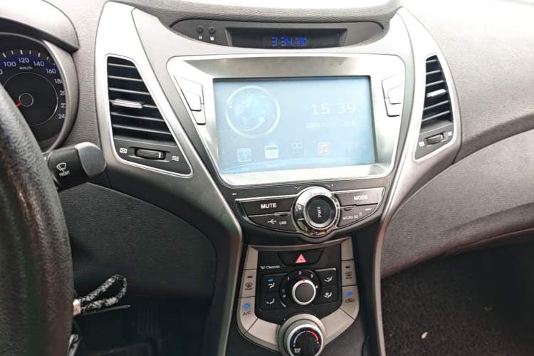 Used Hyundai Elantra (5th Generation / Langdong) 2016 1.6L Automatic Smart Version Audio And AC Panel