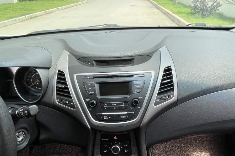 Used Hyundai Elantra (5th Generation / Langdong) 2016 1.6L Automatic Smart Version Audio And AC Panel