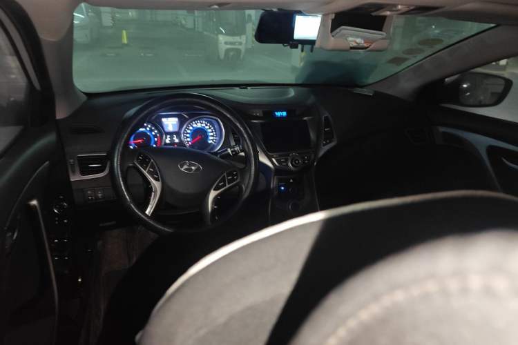 Used Hyundai Elantra (5th Generation / Langdong) 2016 1.6L Manual Luxury Model Center Console