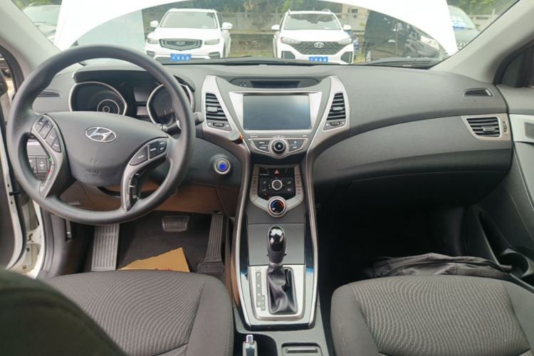 Used Hyundai Elantra (5th Generation / Langdong) 2016 1.6L Automatic Prestige Model Center Console