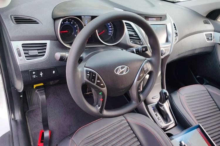 Used Hyundai Elantra (5th Generation / Langdong) 2016 1.6L Automatic Prestige Model Center Console
