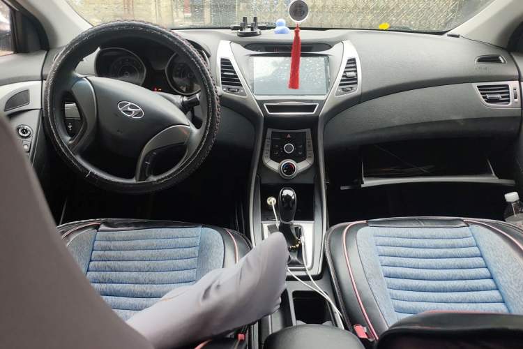 Used Hyundai Elantra (5th Generation / Langdong) 2016 1.6L Automatic Smart Version Center Console