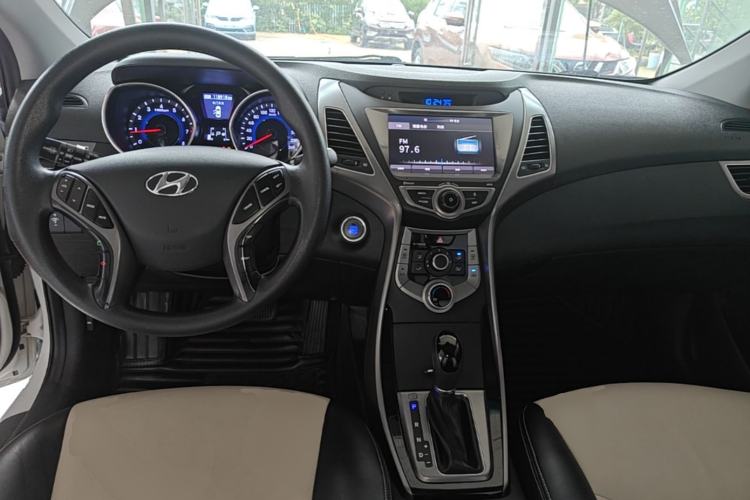 Used Hyundai Elantra (5th Generation / Langdong) 2016 1.6L Automatic Prestige Model Center Console
