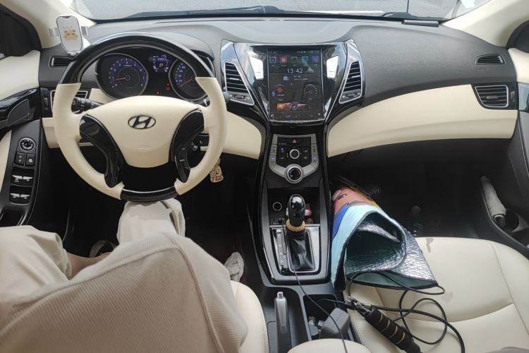 Used Hyundai Elantra (5th Generation / Langdong) 2016 1.6L Automatic Smart Version Center Console