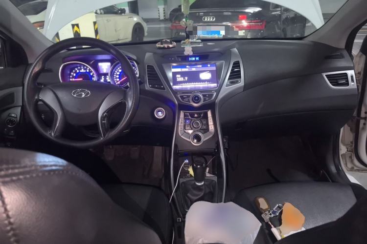 Used Hyundai Elantra (5th Generation / Langdong) 2016 1.6L Manual Luxury Model Center Console