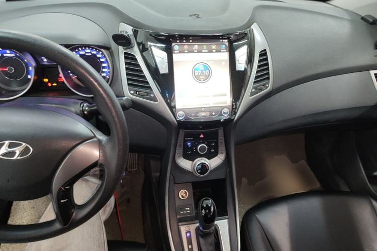 Used Hyundai Elantra (5th Generation / Langdong) 2016 1.6L Automatic Smart Version Center Console