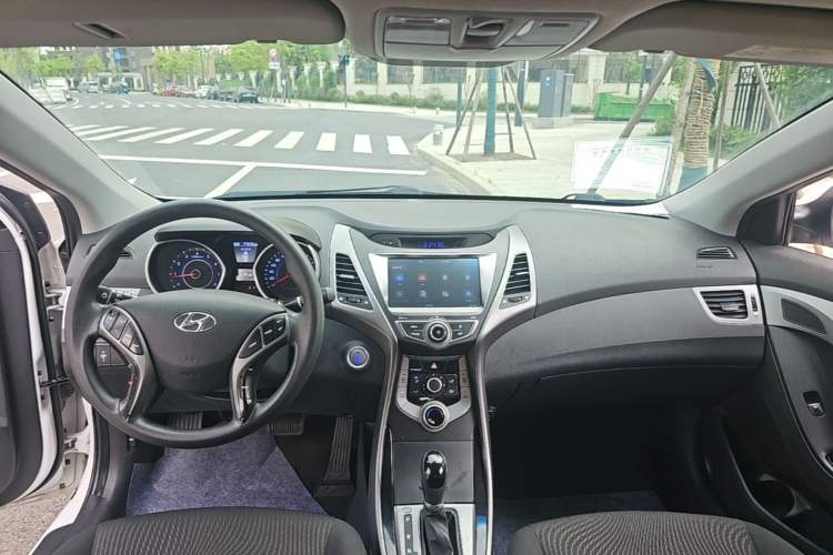Used Hyundai Elantra (5th Generation / Langdong) 2016 1.6L Automatic Prestige Model Center Console