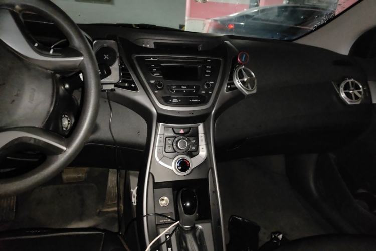 Used Hyundai Elantra (5th Generation / Langdong) 2016 1.6L Automatic Smart Version Center Console