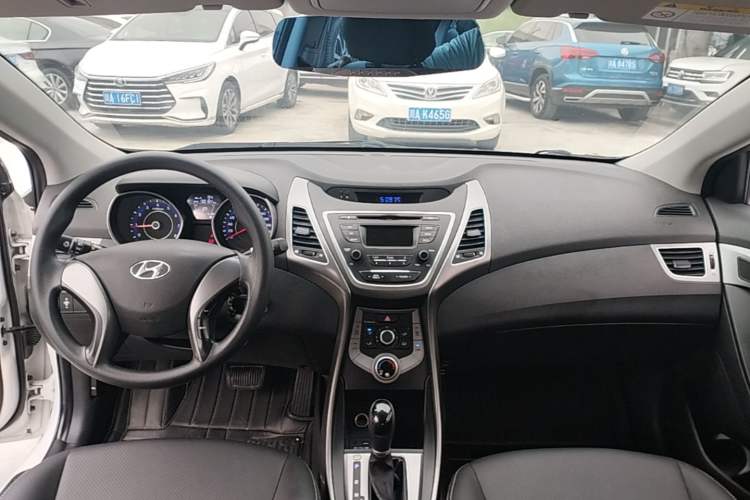 Used Hyundai Elantra (5th Generation / Langdong) 2016 1.6L Automatic Smart Version Center Console