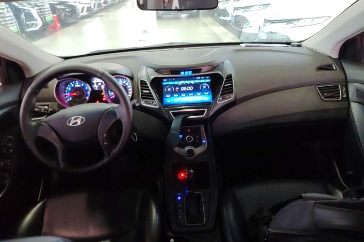 Used Hyundai Elantra (5th Generation / Langdong) 2016 1.6L Automatic Smart Version Center Console