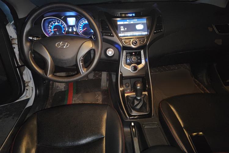 Used Hyundai Elantra (5th Generation / Langdong) 2016 1.6L Manual Luxury Model Center Console