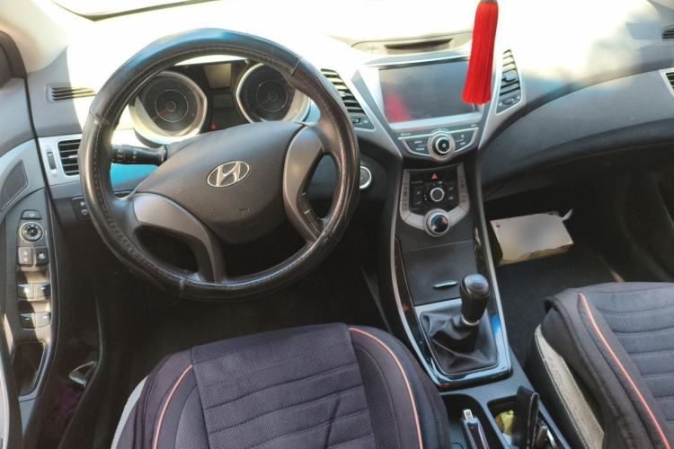 Used Hyundai Elantra (5th Generation / Langdong) 2016 1.6L Manual Luxury Model Center Console