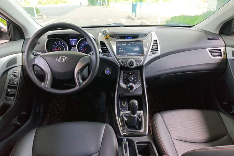 Used Hyundai Elantra (5th Generation / Langdong) 2016 1.6L Manual Luxury Model Center Console