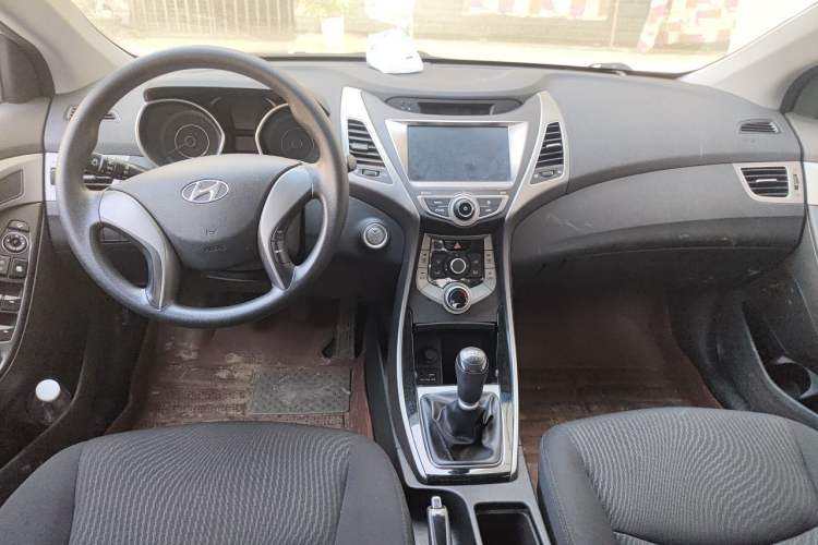 Used Hyundai Elantra (5th Generation / Langdong) 2016 1.6L Manual Luxury Model Center Console