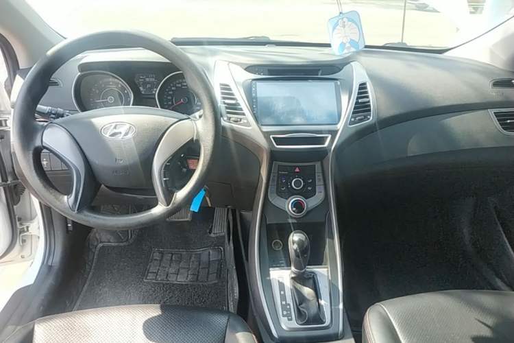 Used Hyundai Elantra (5th Generation / Langdong) 2016 1.6L Automatic Smart Version Center Console