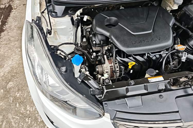 Used Hyundai Elantra (5th Generation / Langdong) 2016 1.6L Manual Luxury Model Engine Bay Right