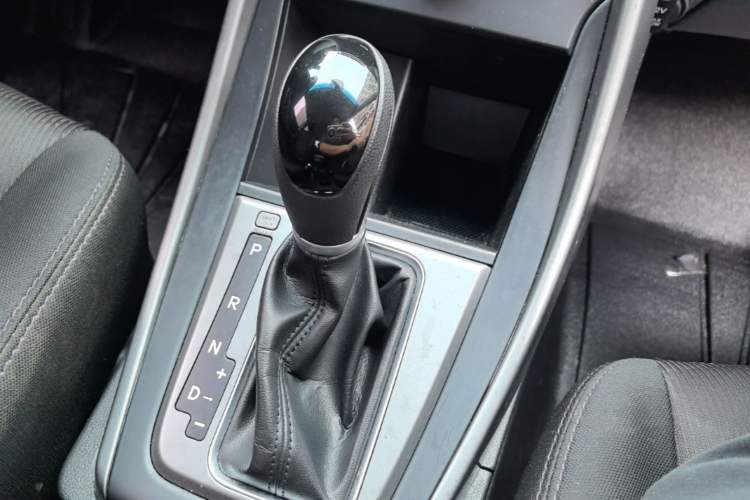 Used Hyundai Elantra (5th Generation / Langdong) 2016 1.6L Automatic Smart Version Gear Lever