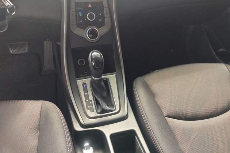 Used Hyundai Elantra (5th Generation / Langdong) 2016 1.6L Automatic Smart Version Gear Lever