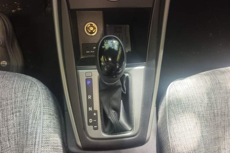 Used Hyundai Elantra (5th Generation / Langdong) 2016 1.6L Automatic Smart Version Gear Lever