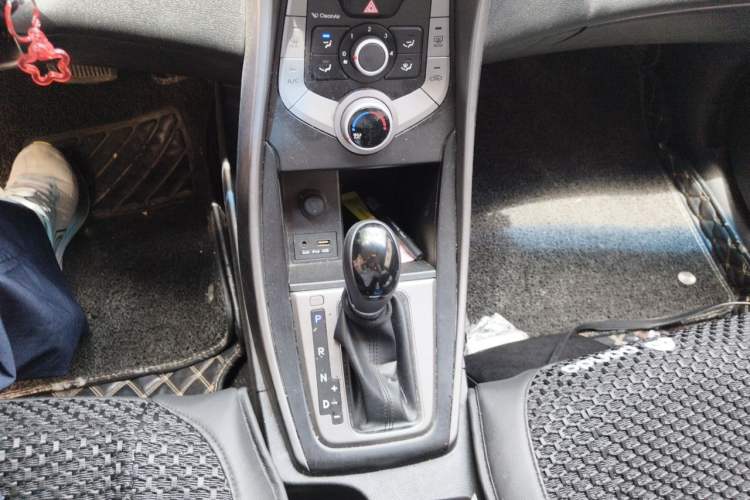 Used Hyundai Elantra (5th Generation / Langdong) 2016 1.6L Automatic Smart Version Gear Lever