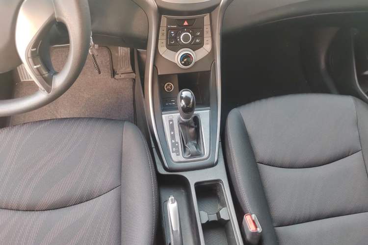 Used Hyundai Elantra (5th Generation / Langdong) 2016 1.6L Automatic Smart Version Gear Lever