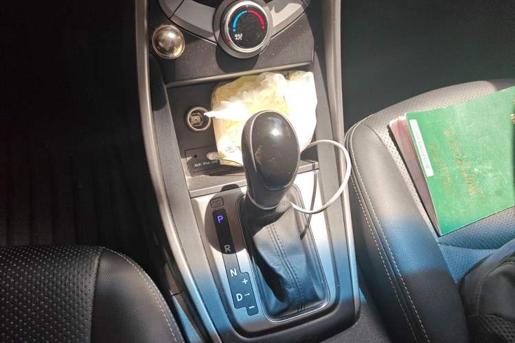 Used Hyundai Elantra (5th Generation / Langdong) 2016 1.6L Automatic Smart Version Gear Lever