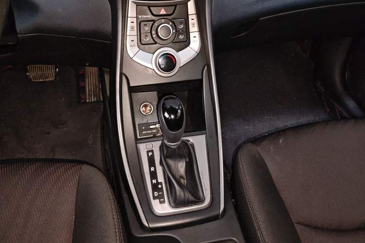 Used Hyundai Elantra (5th Generation / Langdong) 2016 1.6L Automatic Smart Version Gear Lever