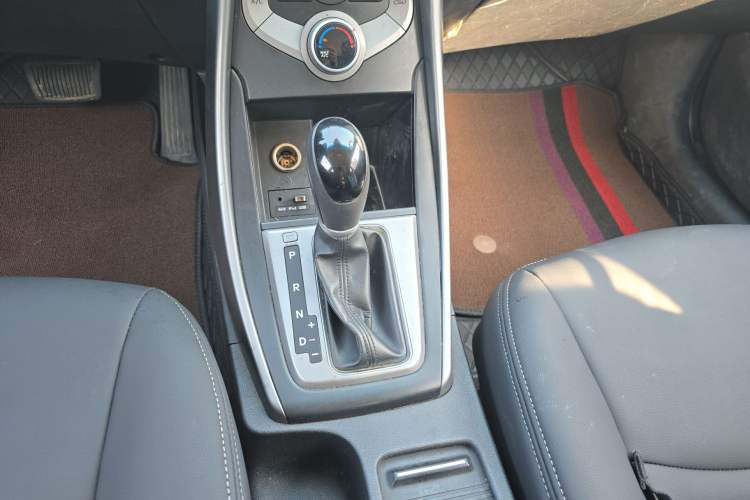 Used Hyundai Elantra (5th Generation / Langdong) 2016 1.6L Automatic Smart Version Gear Lever
