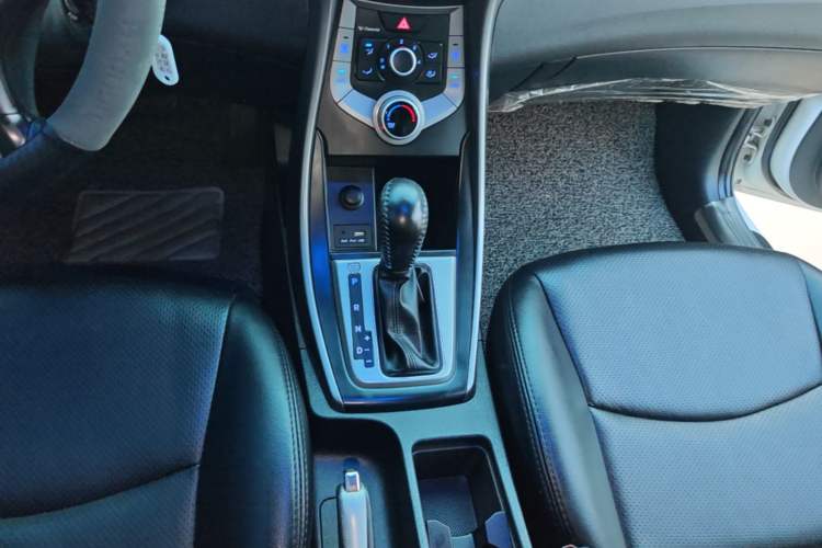 Used Hyundai Elantra (5th Generation / Langdong) 2016 1.6L Automatic Smart Version Gear Lever