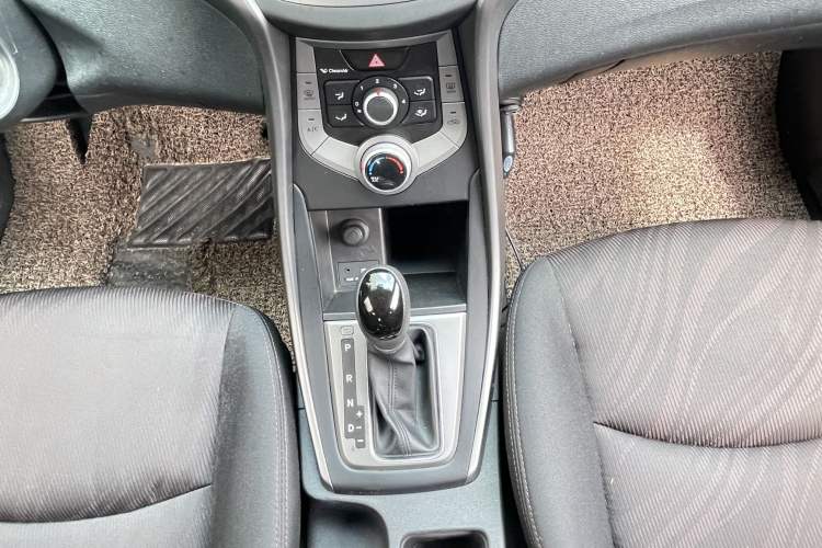 Used Hyundai Elantra (5th Generation / Langdong) 2016 1.6L Automatic Smart Version Gear Lever